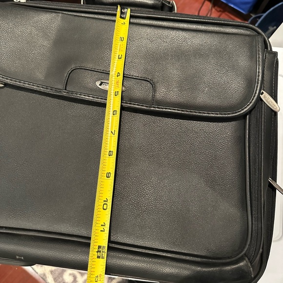 Targus Leather laptop case - Picture 15 of 16